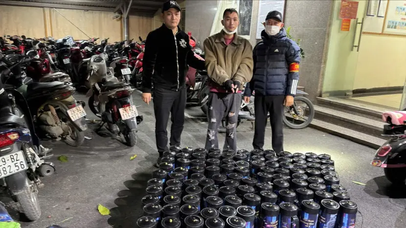 Y5/141 phát hiện kho chứa hơn 100 bình 'khí cười'